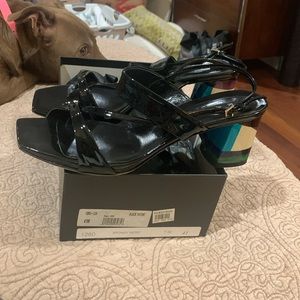 Kate black/decorative heel shoe